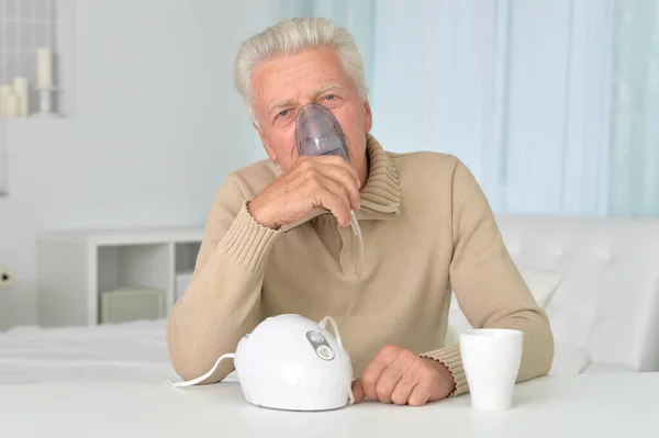 Porträtt Sjuk Senior Man Med Inhalator — Stockfoto