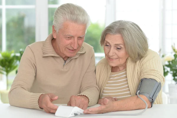 Senior Couple Measuring Blood Pressure Together — Stock Photo, Image