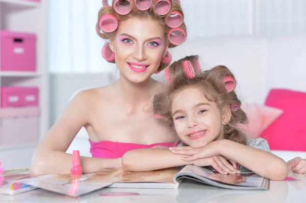 Retrato Feliz Mãe Pequena Filha Com Encrespadores Cabelo Casa — Fotografia de Stock