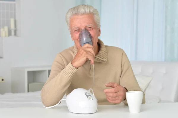 Portret Van Zieke Oudere Man Met Inhalator — Stockfoto
