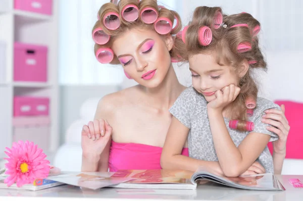 Mãe Filhinha Com Encrespadores Cabelo Leitura Revista — Fotografia de Stock