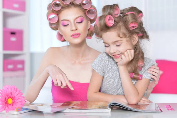 Μητέρα Και Μικρή Κόρη Μπούκλες Μαλλιών Ανάγνωση Περιοδικό — Φωτογραφία Αρχείου