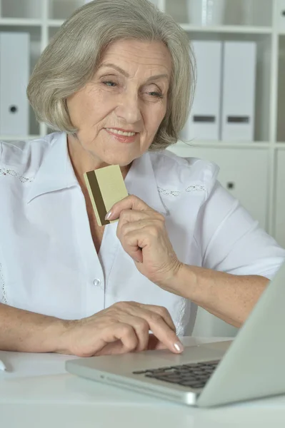 Старша Жінка Покупками Кредитних Карток Онлайн — стокове фото
