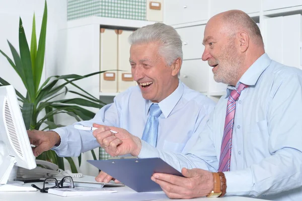 Högre Affärsmän Sitter Vid Skrivbordet Och Arbetar Med Dator — Stockfoto