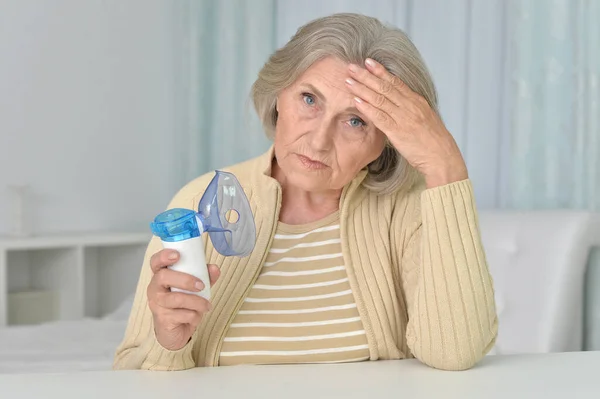 Retrato Una Anciana Enferma Sentada Con Inhalador —  Fotos de Stock