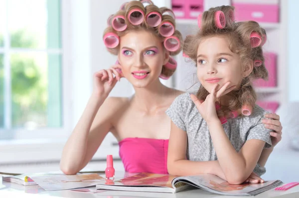 Retrato Feliz Mãe Pequena Filha Com Encrespadores Cabelo Casa — Fotografia de Stock