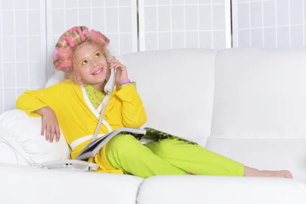 Χαριτωμένο Μικρό Κορίτσι Ανάγνωση Περιοδικό Και Μιλάει Στο Τηλέφωνο — Φωτογραφία Αρχείου