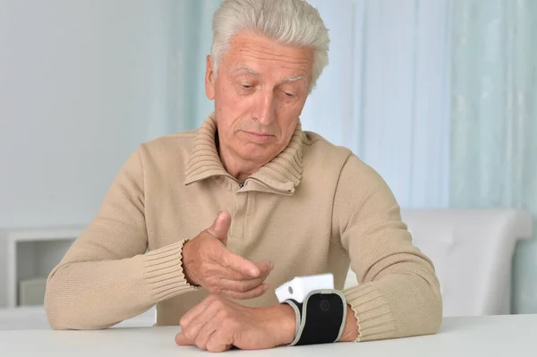 Senior Man Met Automatische Carpaal Tonometer Het Ziekenhuis — Stockfoto
