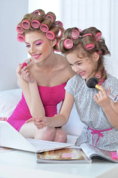 Mãe Filha Com Encrespadores Cabelo Aplicando Maquiagem — Fotografia de Stock