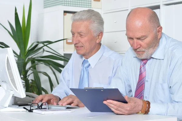 Zwei Geschäftsleute Sitzen Schreibtisch Und Arbeiten Büro — Stockfoto