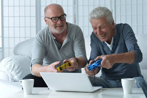 Dos Hombres Mayores Sentados Mesa Jugando Videojuegos —  Fotos de Stock