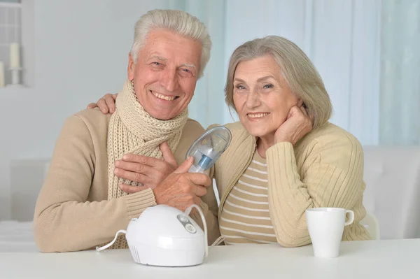 Retrato Anciano Enfermo Con Inhalador Mujer Casa —  Fotos de Stock