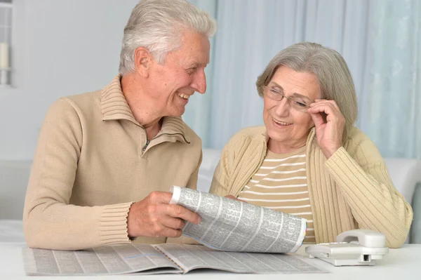 Retrato Casal Sênior Com Jornal Casa — Fotografia de Stock