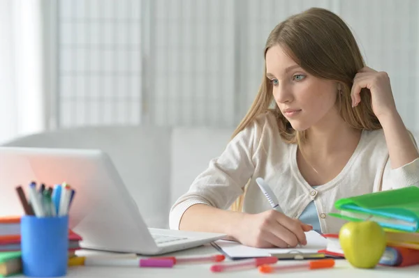 Ung Flicka Arbetar Med Laptop Hemma — Stockfoto