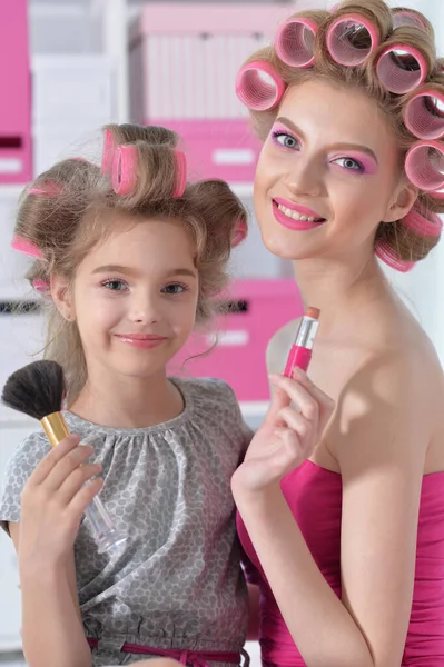 Madre Hija Pequeña Aplicando Maquillaje Casa — Foto de Stock