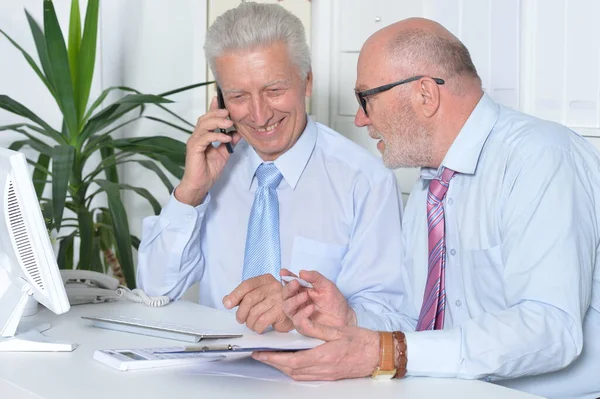 Två Affärsmän Sitter Vid Skrivbordet Och Arbetar — Stockfoto