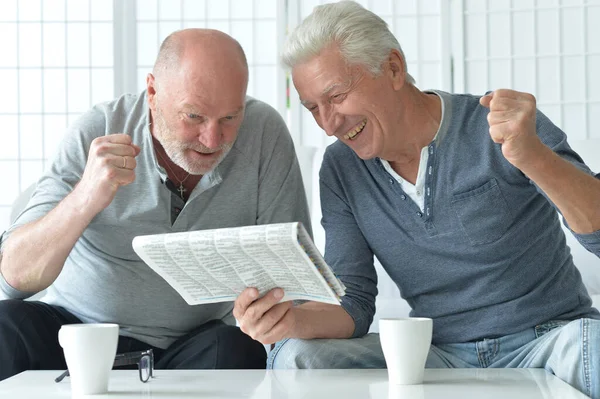 Deux Hommes Âgés Assis Table Discutant Nouvelles — Photo