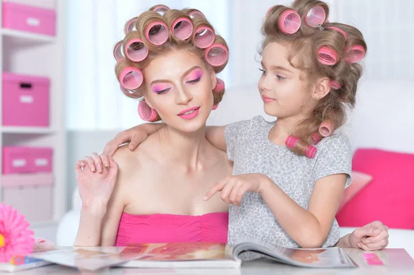 Μητέρα Και Μικρή Κόρη Μπούκλες Μαλλιών Ανάγνωση Περιοδικό — Φωτογραφία Αρχείου
