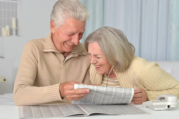 Seniorenpaar Lacht Mit Zeitung Hause — Stockfoto