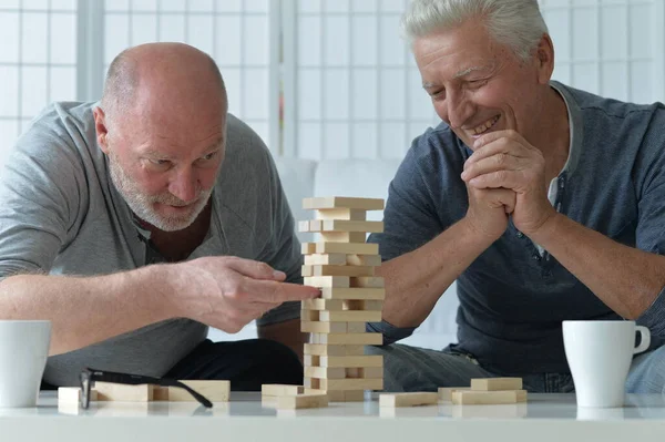 Два Пожилых Человека Сидят Столом Играют Деревянными Блоками — стоковое фото