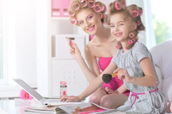 Madre Hija Con Rizadores Pelo Que Aplican Maquillaje —  Fotos de Stock