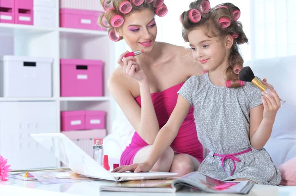 Anne Küçük Kızı Saç Bigudileriyle Makyaj Yapıyorlar — Stok fotoğraf