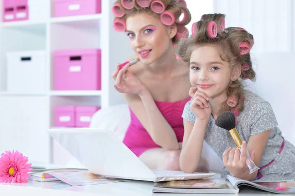Mãe Filha Pequena Com Laptop Aplicando Maquiagem — Fotografia de Stock