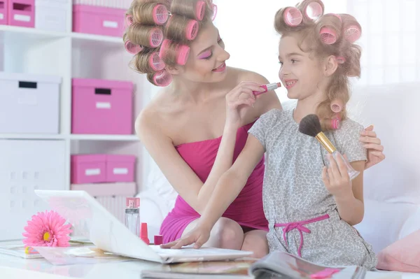 Mãe Filhinha Com Encrespadores Cabelo Aplicando Maquiagem — Fotografia de Stock