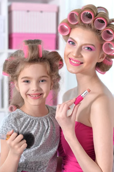 Madre Hija Pequeña Aplicando Maquillaje Casa — Foto de Stock