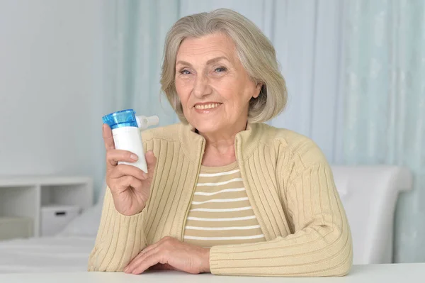 Porträt Einer Kranken Seniorin Die Mit Inhalator Sitzt — Stockfoto