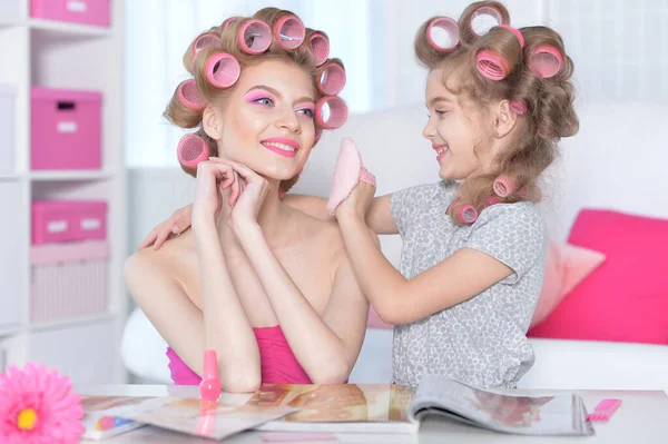 Mutlu Anne Küçük Kızın Portresi Evde Saç Bigudileri Ile Dergi — Stok fotoğraf