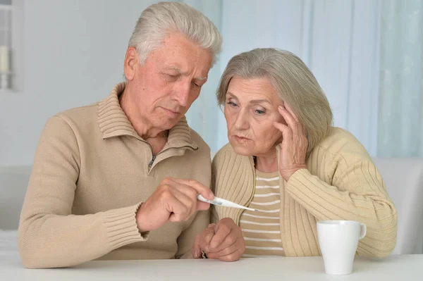 Ziek Senior Paar Met Thermometer Thuis — Stockfoto