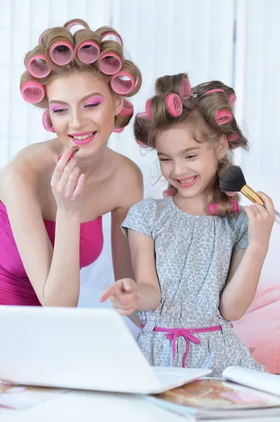 Mère Fille Avec Boucles Cheveux Application Maquillage — Photo