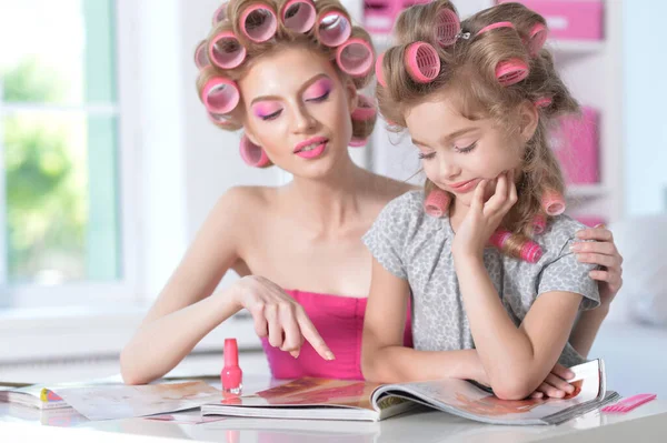 Madre Hija Pequeña Con Rizadores Pelo Revista Lectura — Foto de Stock