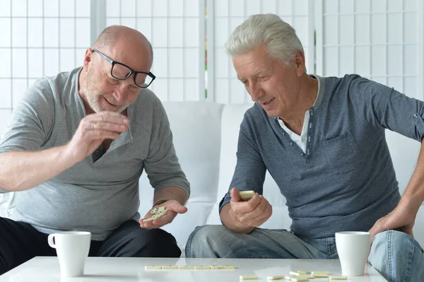 Twee Oudere Mannen Zitten Aan Tafel Spelen Domino — Stockfoto