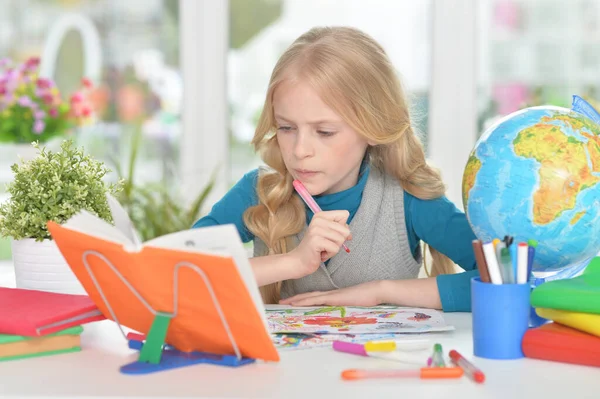 Menina Bonito Estudando Casa — Fotografia de Stock