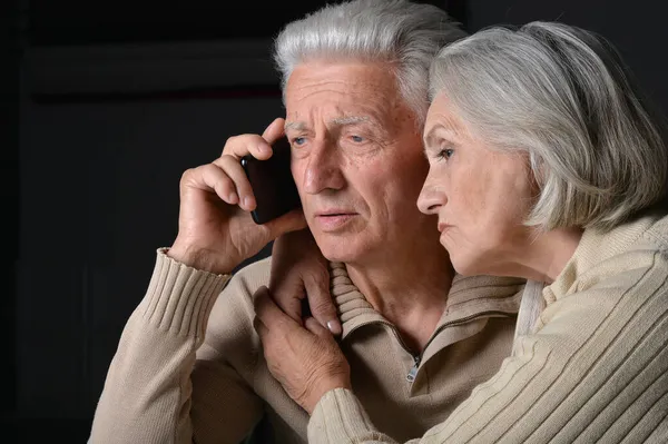 Portret Pary Seniorów Telefonem Komórkowym — Zdjęcie stockowe
