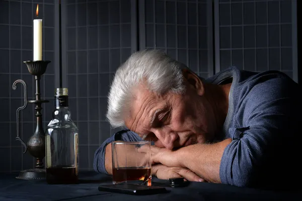 Kavkazský Starší Muž Lahví Alkoholu Spící Stole — Stock fotografie