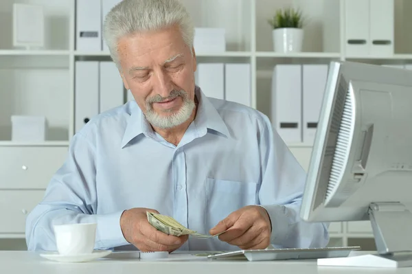 Senior Zakenman Met Geld Functie — Stockfoto