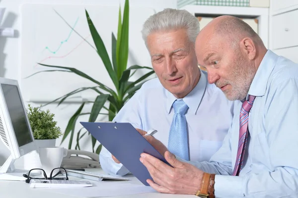 Twee Zakenmannen Die Aan Hun Bureau Zitten Functie Werken — Stockfoto