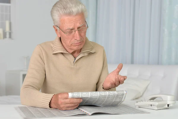 Ανώτερος Άνθρωπος Διαβάζει Εφημερίδα Στο Σπίτι — Φωτογραφία Αρχείου