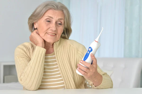 Portret Van Een Oudere Vrouw Die Tanden Schoonmaakt — Stockfoto