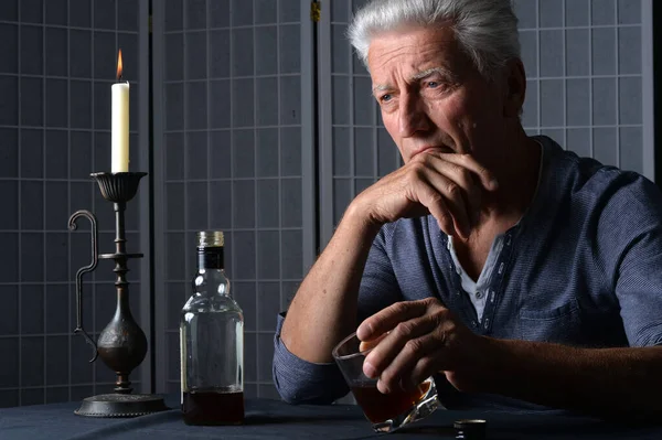 Blanc Homme Âgé Avec Bouteille Alcool Assis Dans Chambre — Photo