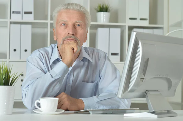 Senior Geschäftsmann Arbeitet Büro Laptop — Stockfoto