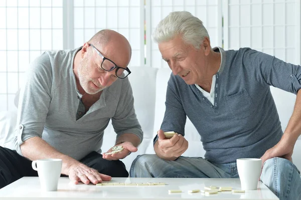 Twee Oudere Mannen Zitten Aan Tafel Spelen Domino — Stockfoto