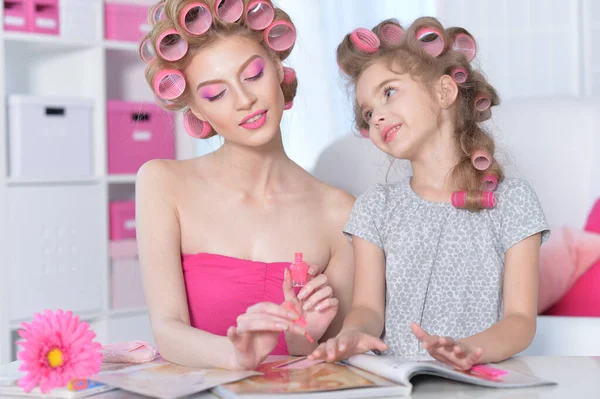 Mãe Filhinha Com Encrespadores Cabelo Leitura Revista — Fotografia de Stock