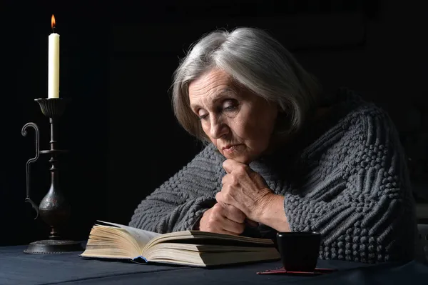 Mujer Mayor Con Libro Casa Sobre Fondo Oscuro — Foto de Stock