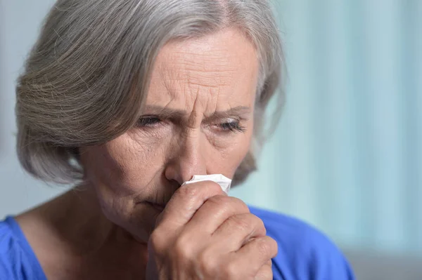 Nahaufnahme Porträt Einer Kranken Seniorin — Stockfoto