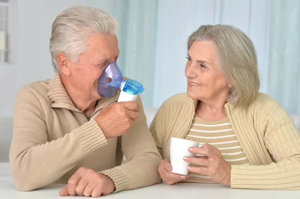Portret Van Zieke Oudere Man Met Inhalator Vrouw Thuis — Stockfoto