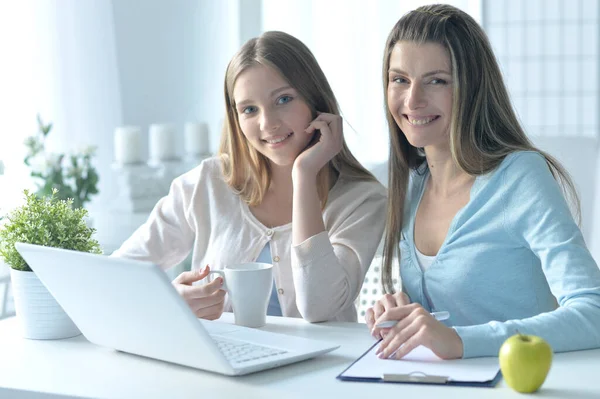 Jonge Vrouw Meisje Werken Met Laptop Glimlachen — Stockfoto